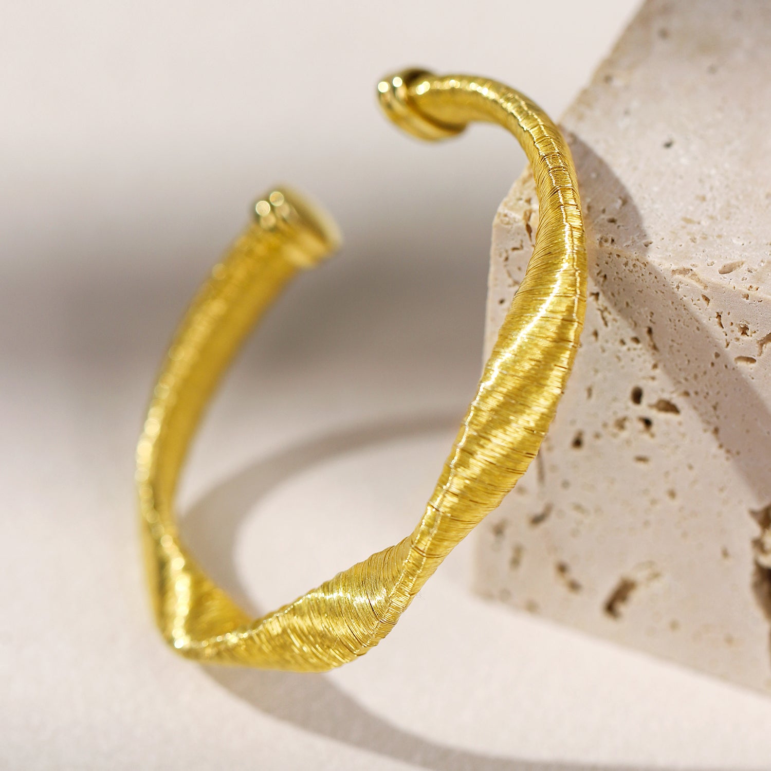 BLOOMVERE ADJUSTABLE TWISTED BANGLE