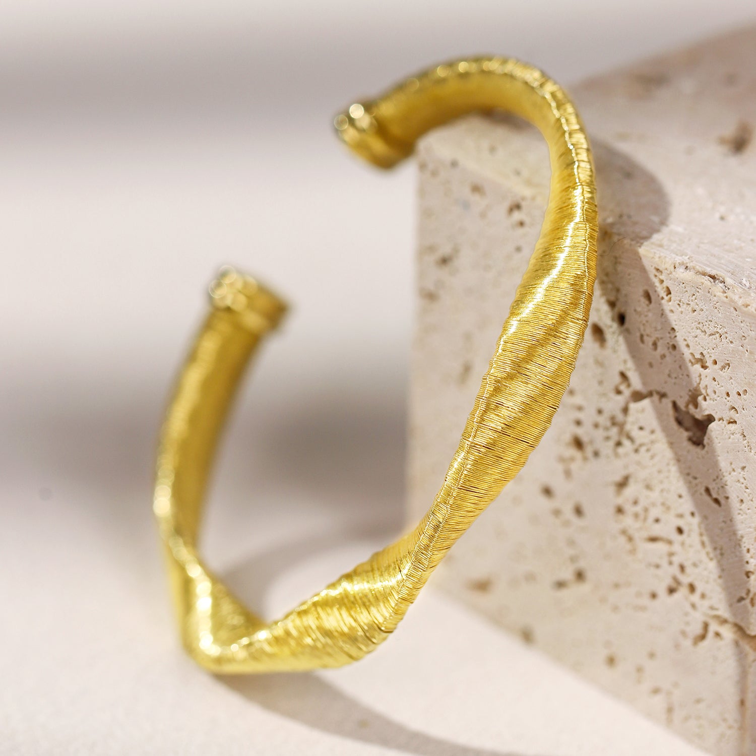 BLOOMVERE ADJUSTABLE TWISTED BANGLE