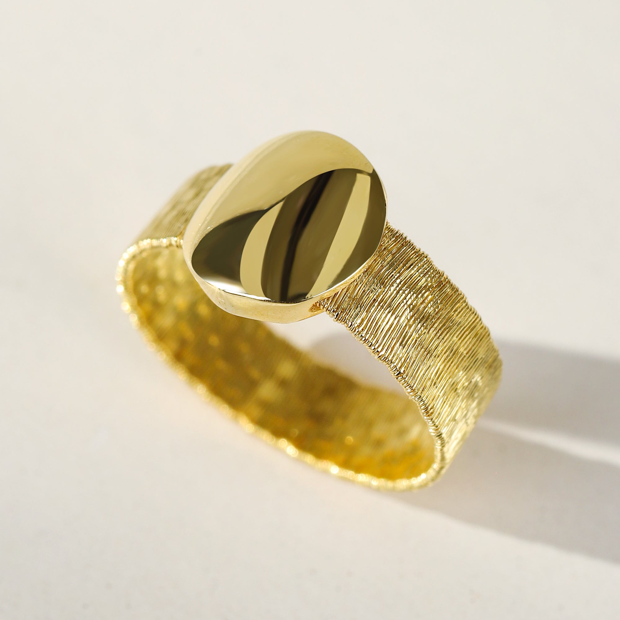 BLOOMVERE BRUSHED HAMMERED MIRROR OVAL RING (GOLD)