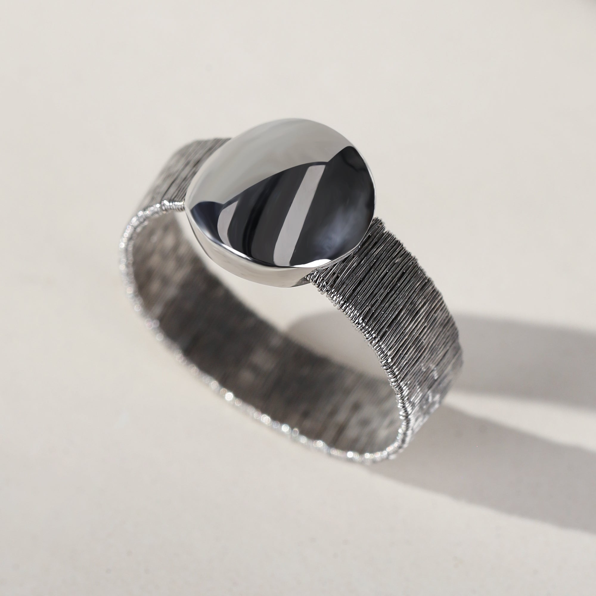 BLOOMVERE BRUSHED HAMMERED MIRROR OVAL RING (SILVER)