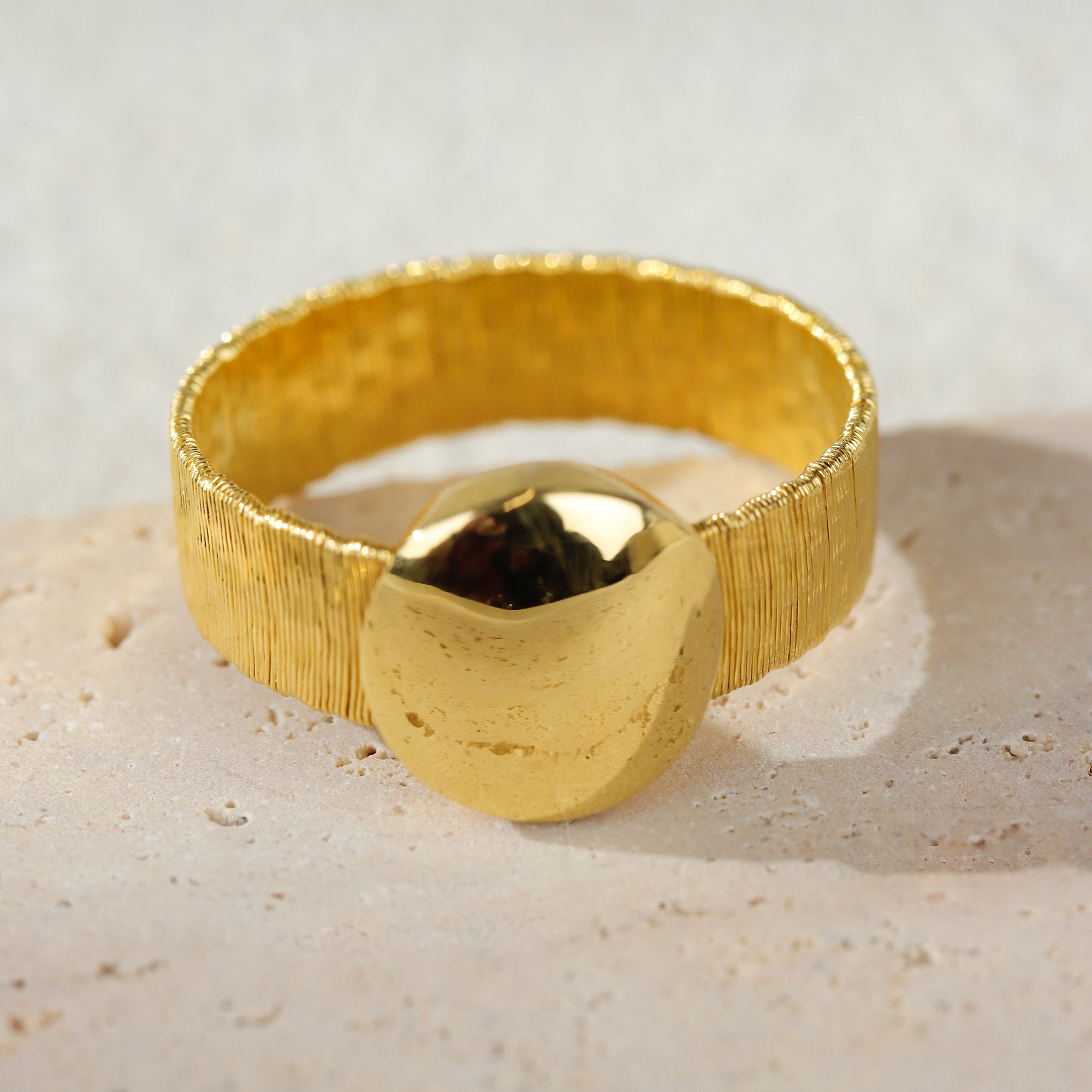 BLOOMVERE BRUSHED HAMMERED MIRROR OVAL RING (GOLD)