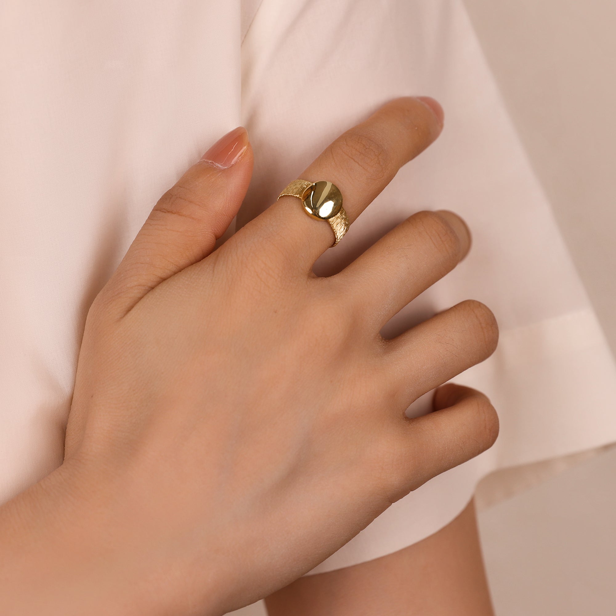 BLOOMVERE BRUSHED HAMMERED MIRROR OVAL RING (GOLD)