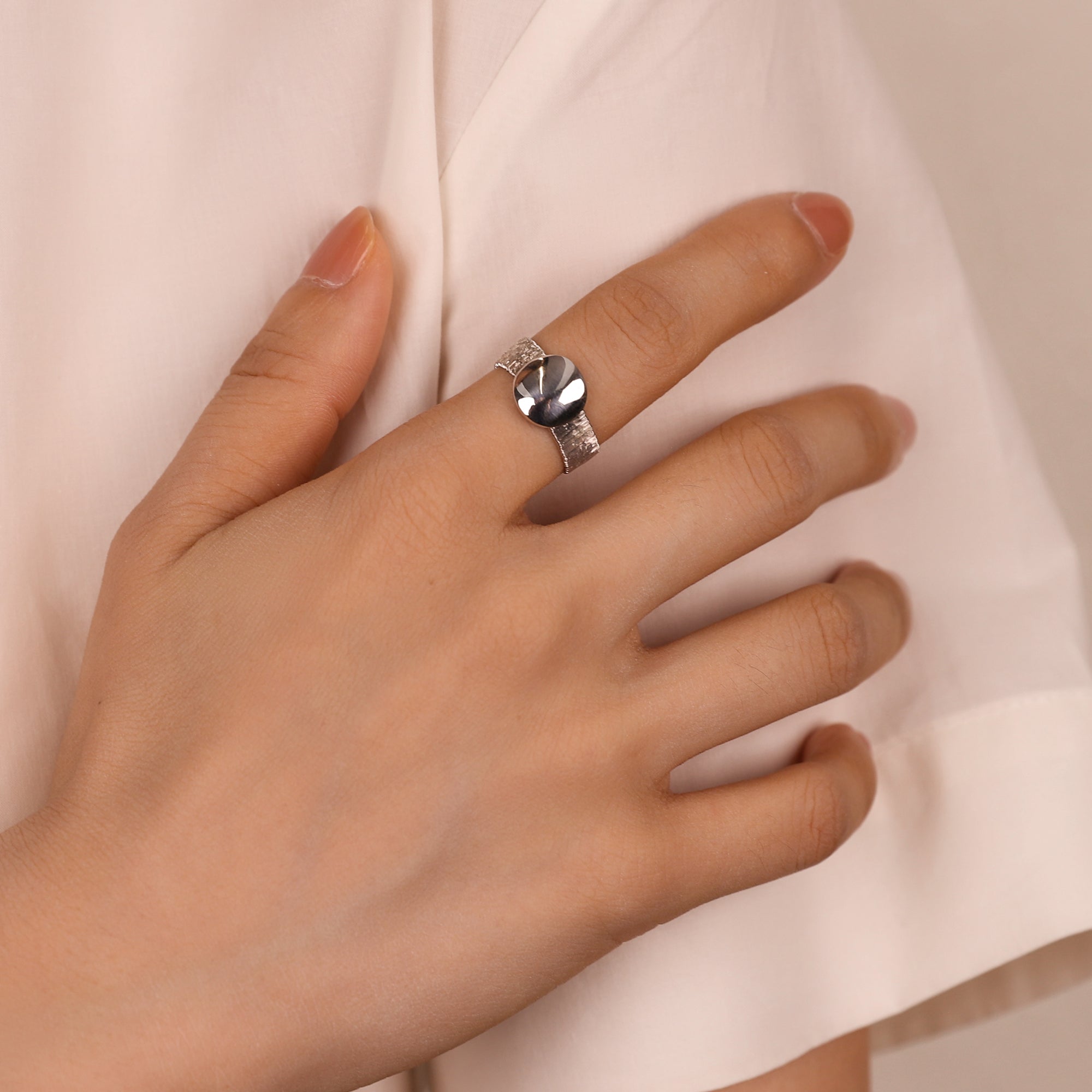 BLOOMVERE BRUSHED HAMMERED MIRROR OVAL RING (SILVER)