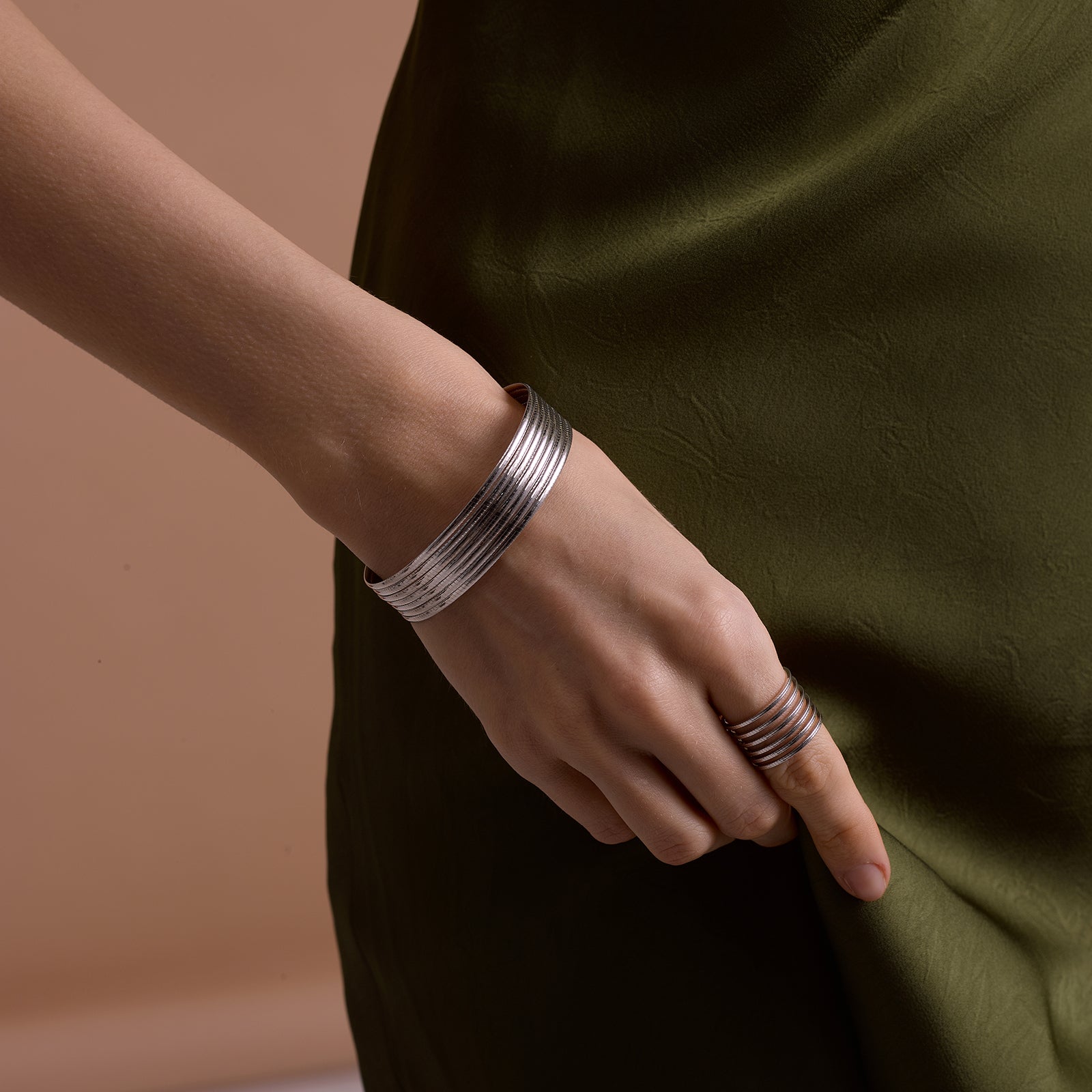 BLOOMVERE LINEAR BANGLE