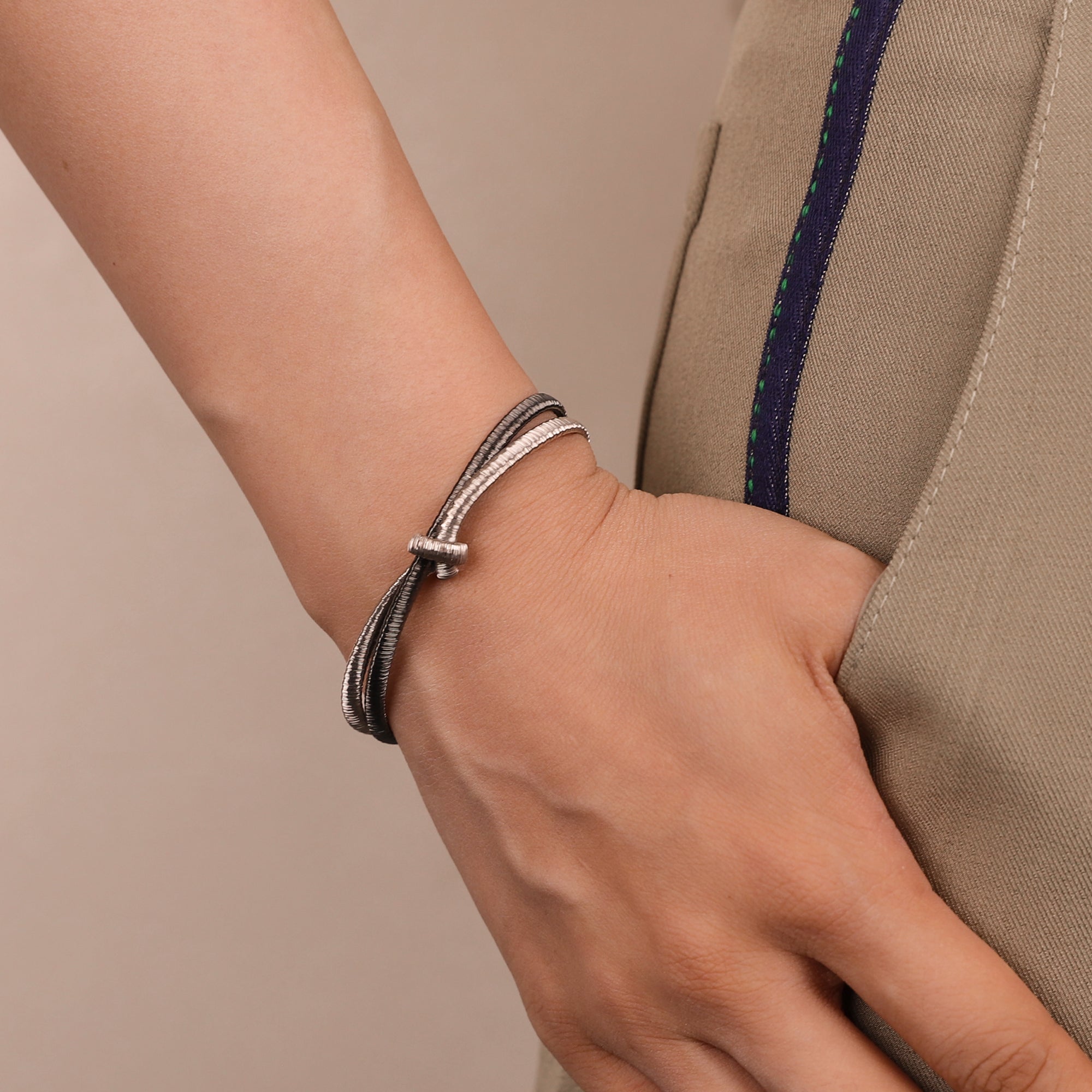 BLOOMVERE TWO-TIER WOVEN KNOT BRACELET (BLACK)