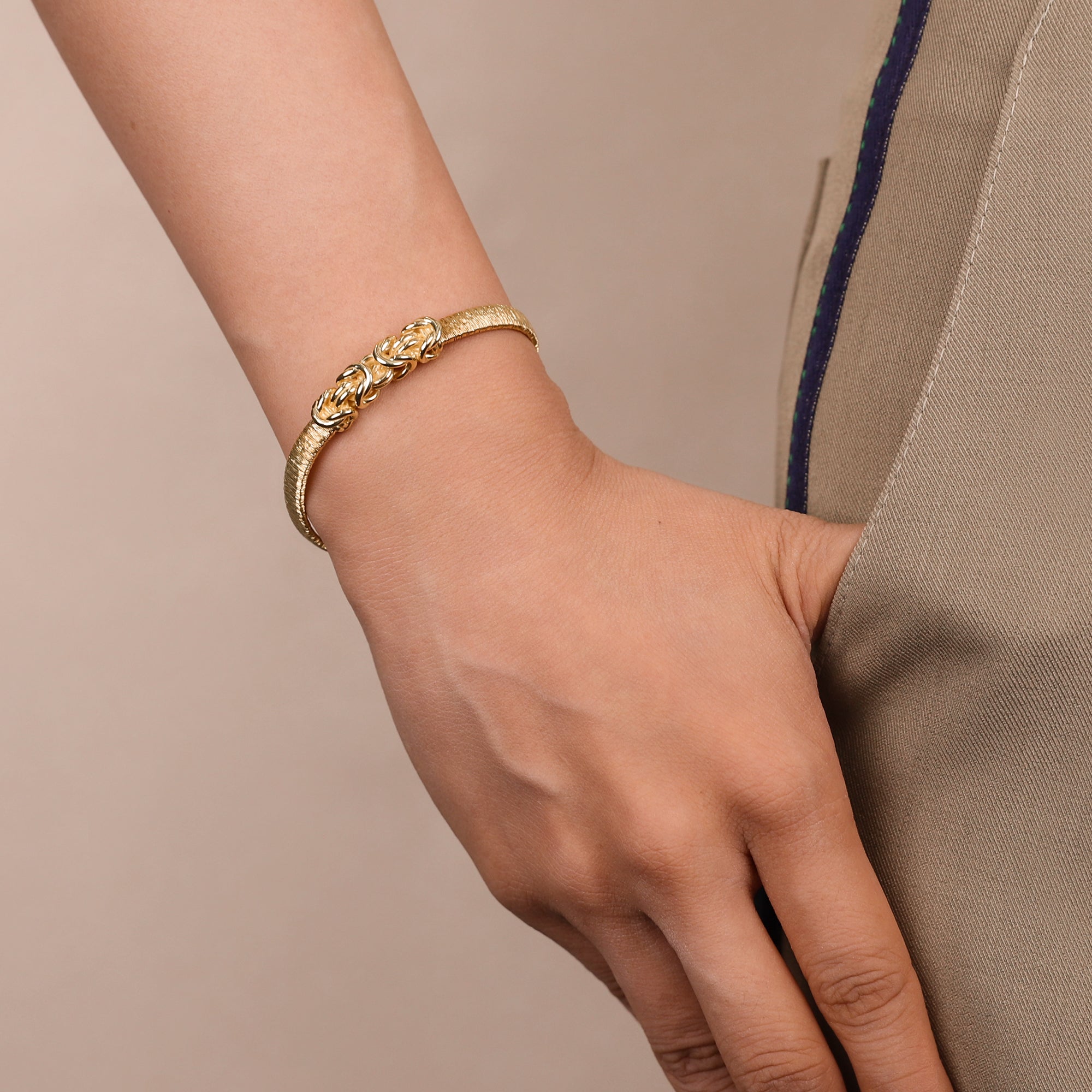 BLOOMVERE DOUBLE LOOP KNOT BRACELET (GOLD)