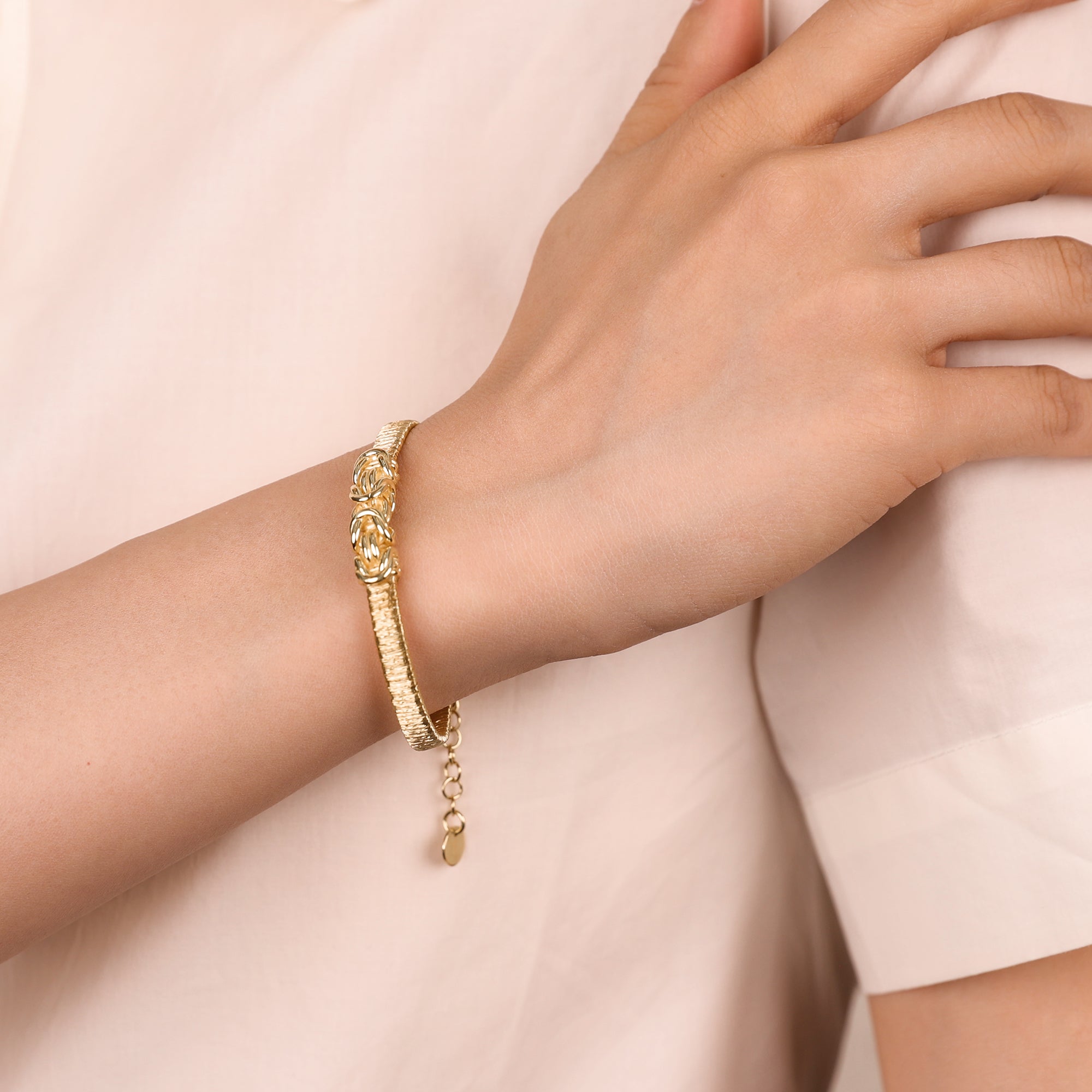 BLOOMVERE DOUBLE LOOP KNOT BRACELET (GOLD)