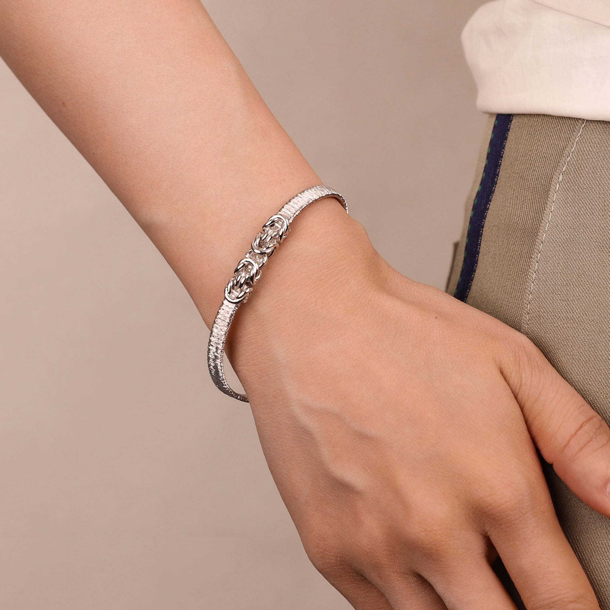 BLOOMVERE DOUBLE LOOP KNOT BRACELET (SILVER)