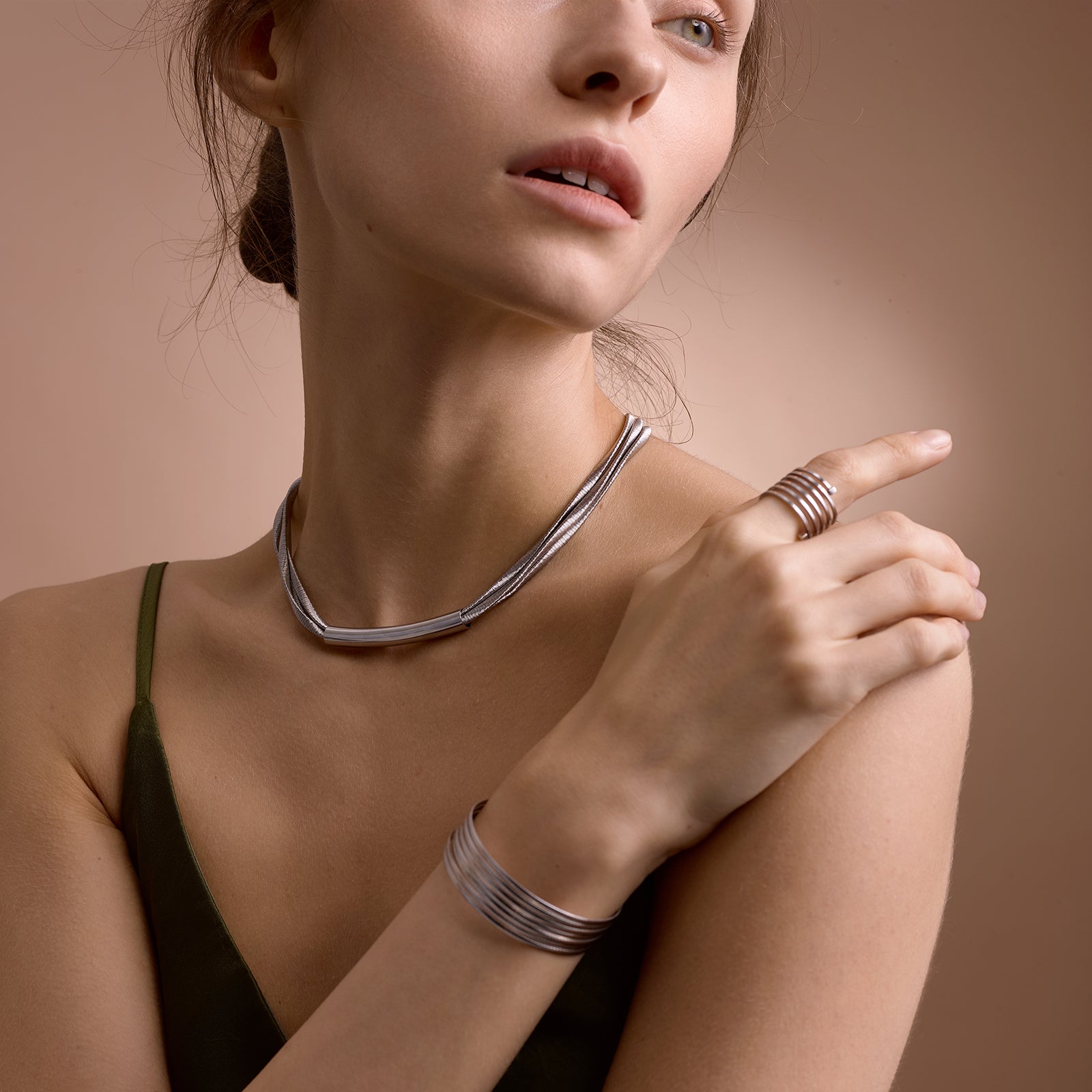 BLOOMVERE 3-STRAND COIL NECKLACE