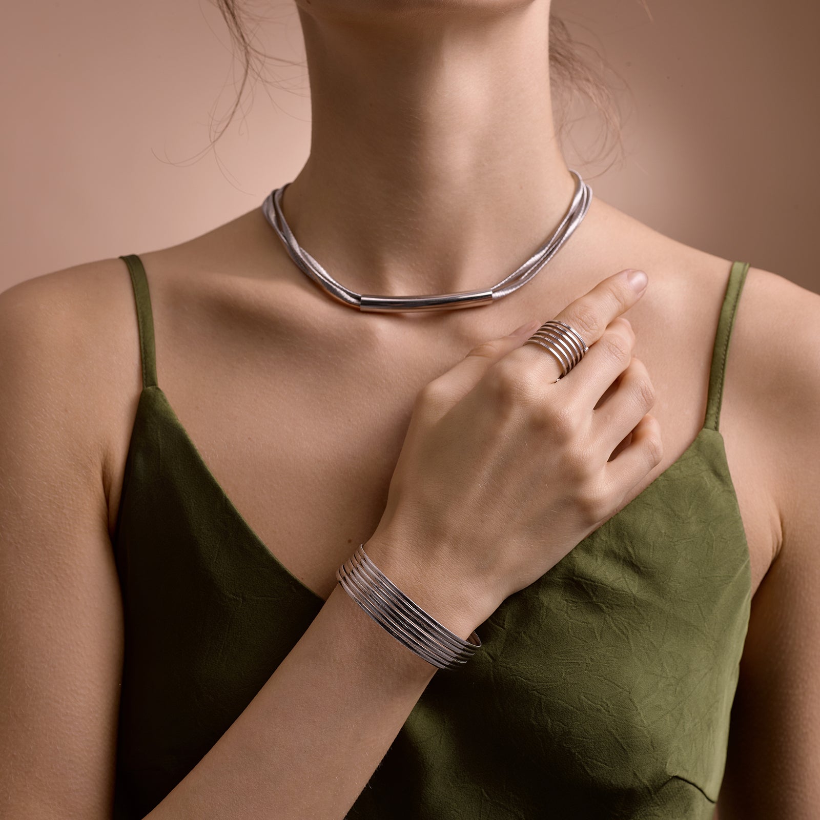 BLOOMVERE 3-STRAND COIL NECKLACE