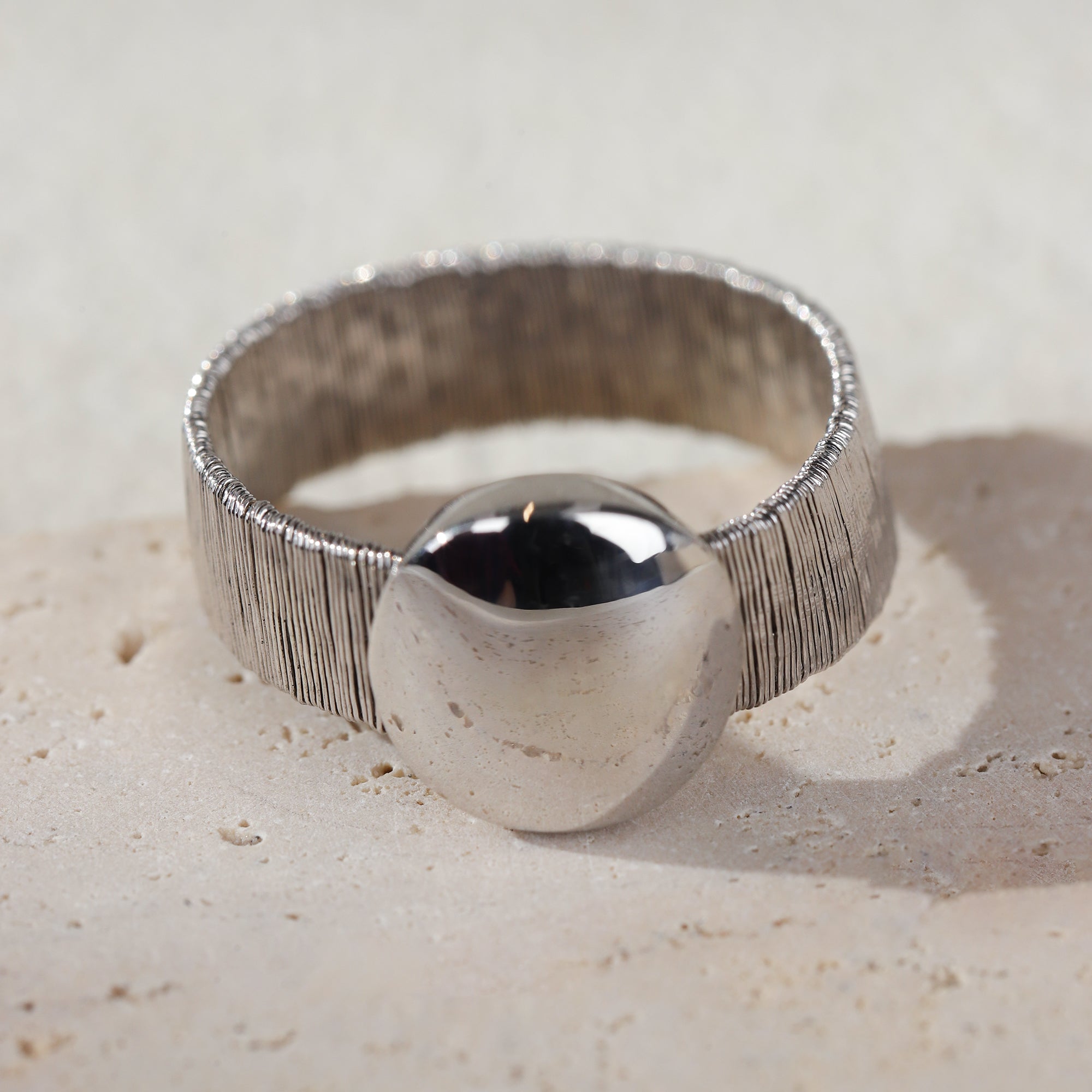 BLOOMVERE BRUSHED HAMMERED MIRROR OVAL RING (SILVER)